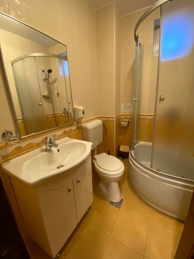 Baie privată cu cabină de duș — una dintre cele 7 băi ale Vilei Amira