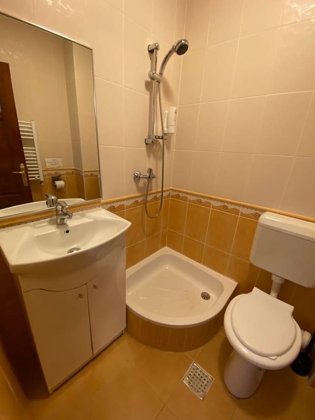 Baie privată cu duș, chiuvetă cu dulap și uscător de prosoape