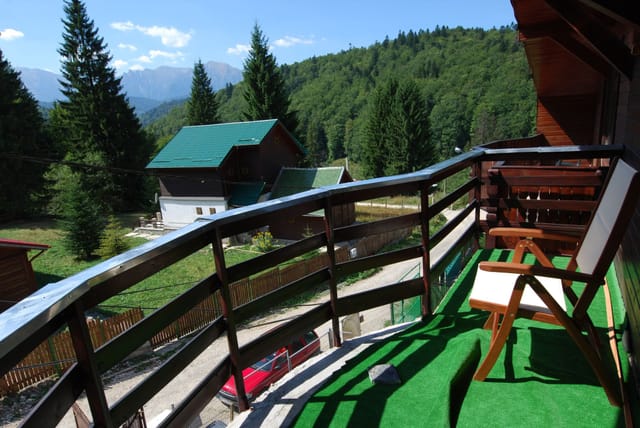 Vedere de pe balconul Vilei Amira spre Munții Bucegi — șezlong la soare