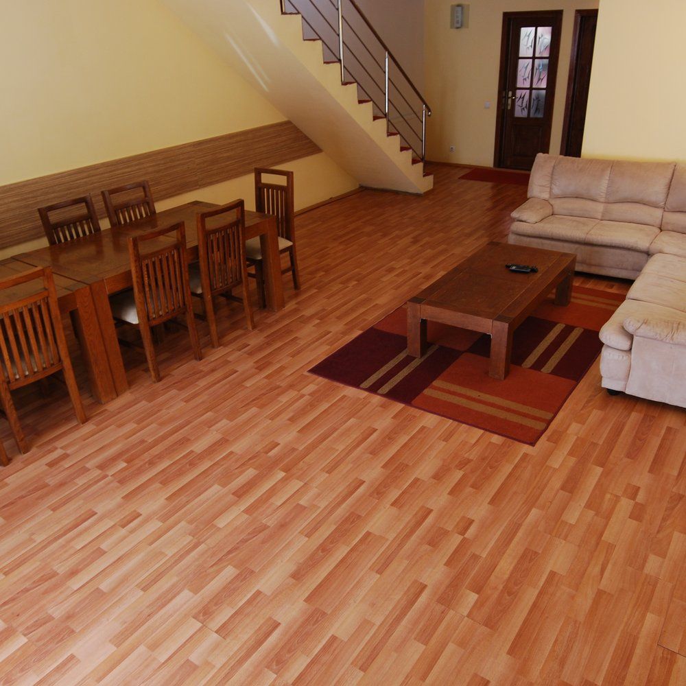 Living Vila Amira — zonă de dining cu masă pentru 10 persoane și canapea