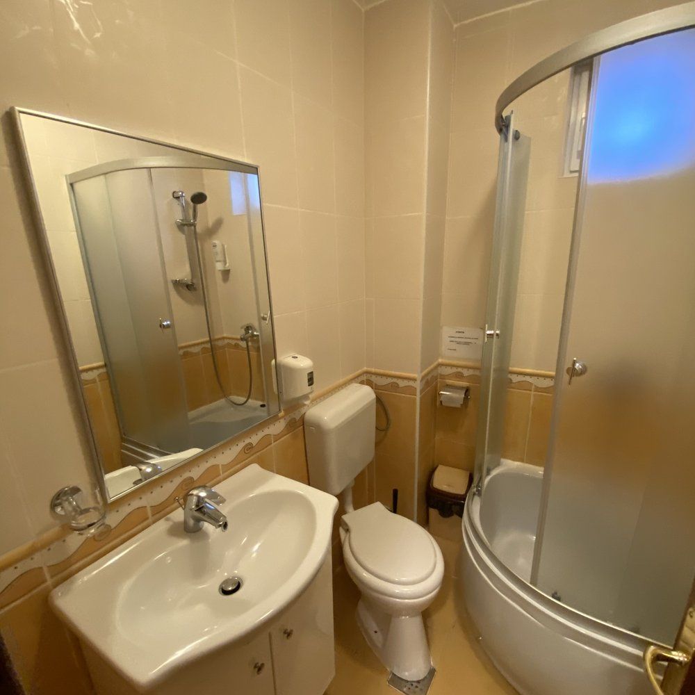 Baie Vila Amira cu cadă și duș separat — facilități premium Predeal