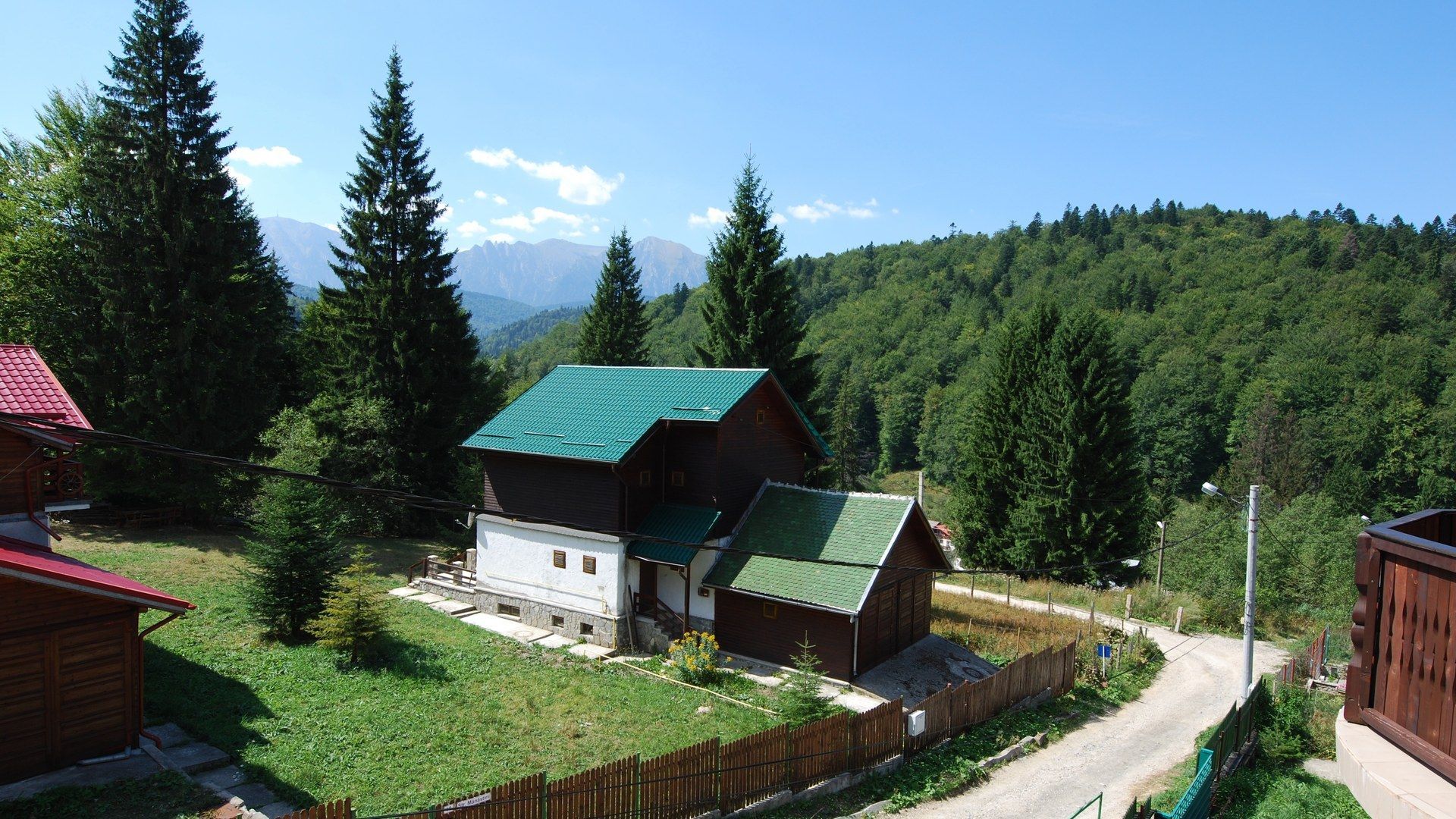 Vila Amira Predeal — fațadă cu balcoane și 6 dormitoare pentru 12 persoane